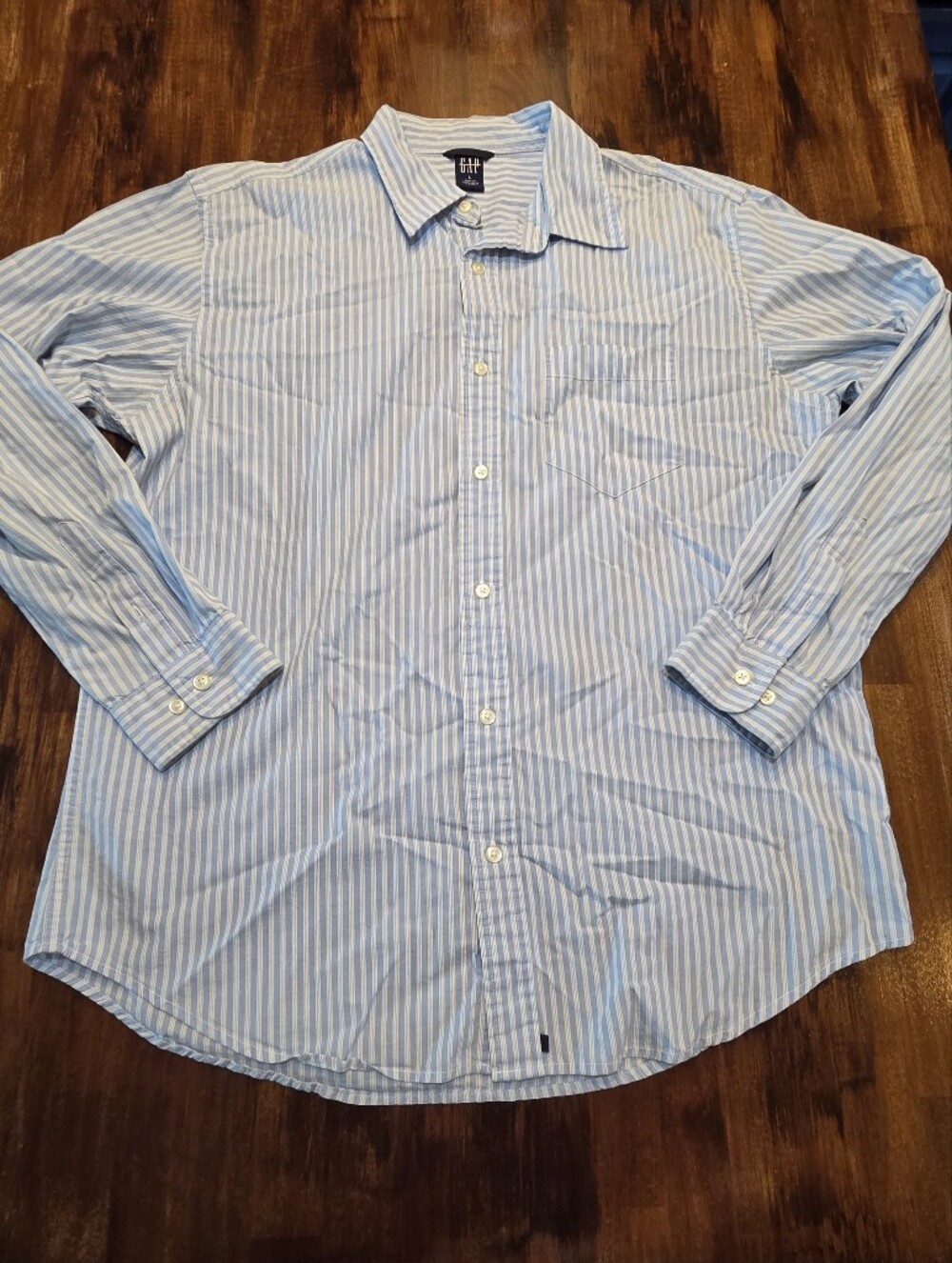 Gap men's button-down shirt features a blue and white striped pattern L Preppy